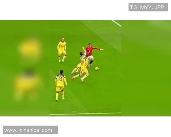 足球明星化身老人重返绿茵场展现不老传奇与青春激情的碰撞